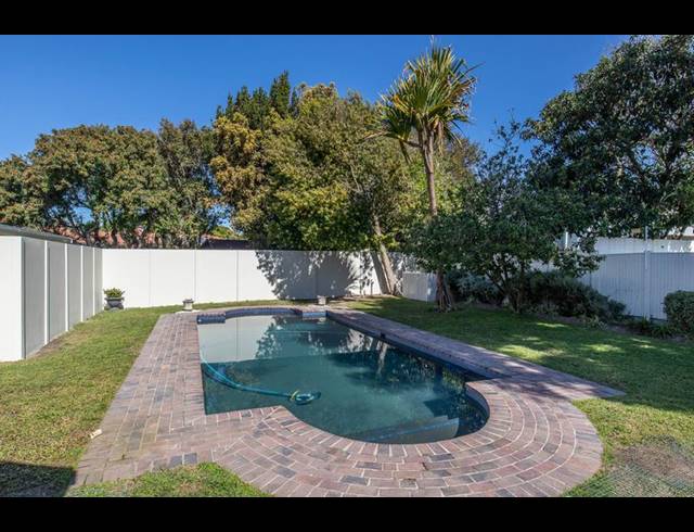4 BEDROOM HOUSE FOR SALE IN CONSTANTIA